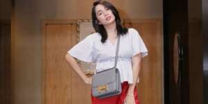 Ussy Sulistiawaty Gemas Bak ABG, Santai Pakai Flare Jeans 