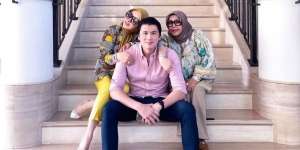 Momen Kedekatan Reino Barack dengan Ibunda Syahrini yang Jarang Tersorot