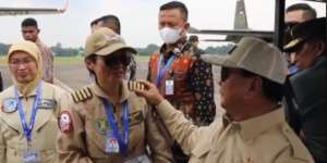 Momen Prabowo Tepuk Pundak Kapten Pilot Wanita dan Berikan Pujian, Ternyata Bukan Orang Sembarangan