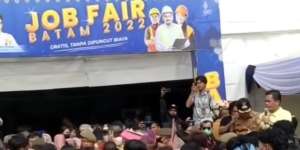 Viral Susahnya Cari Kerja, Para Pelamar Rela Berdesakan di Job Fair Batam 2022