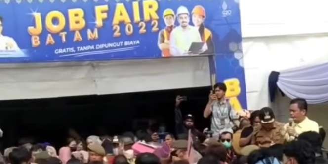 Viral Susahnya Cari Kerja, Para Pelamar Rela Berdesakan di Job Fair Batam 2022