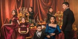 Konsep Unik Foto Keluarga Ussy Andhika, Bernuansa Gothic