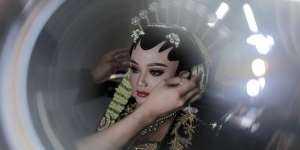 Alasan MUA Gunting Manset Pengantin Setelah Makeup