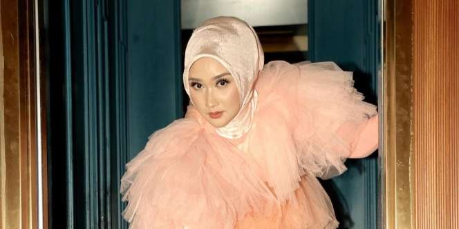Inspirasi Makeup Hari Raya, Warm and Bold ala Dian Pelangi