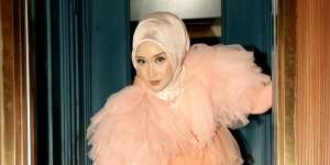 Glamornya Dian Pelangi Pakai Outfit Hitam Full Payet