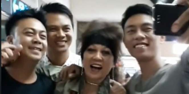 Viral, Momen Penuh Haru Pertemuan Ibu dengan Ketiga Anaknya Usai Terpisah Selama 20 Tahun