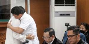 Momen Riuh Kala Putri Candrawathi Cium Tangan Dibalas Peluk Hangat Ferdy Sambo di Ruang Sidang