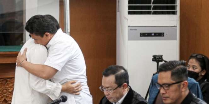 Momen Riuh Kala Putri Candrawathi Cium Tangan Dibalas Peluk Hangat Ferdy Sambo di Ruang Sidang