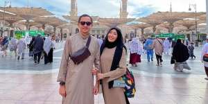 4 Foto Mesra dan Sarat Pesan Ayu Dewi-Regi Datau saat Umroh: `Terima Kasih Menggandeng Tangan ini dari 10 tahun Lalu`