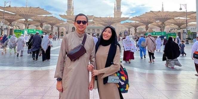 4 Foto Mesra dan Sarat Pesan Ayu Dewi-Regi Datau saat Umroh: `Terima Kasih Menggandeng Tangan ini dari 10 tahun Lalu`