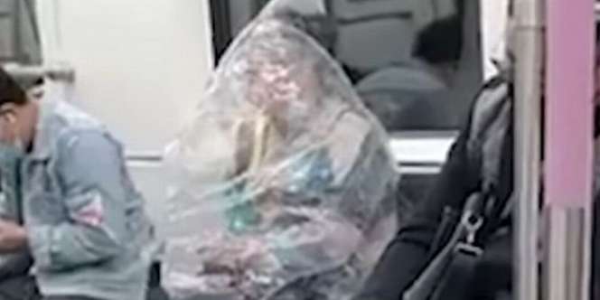 Kelaparan di KRL Tapi Masih Pandemi, Penumpang Wanita Ini Sampai 'Membungkus' Badan Pakai Plastik