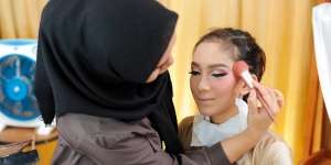 Wajah Sulit Dirias Akibat Memakai Krim Dokter, Lakukan Trik Ini