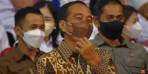 Jokowi Tertawa Terpingkal Dengar Lawakan Cak Lontong Soal Timnas Indonesia