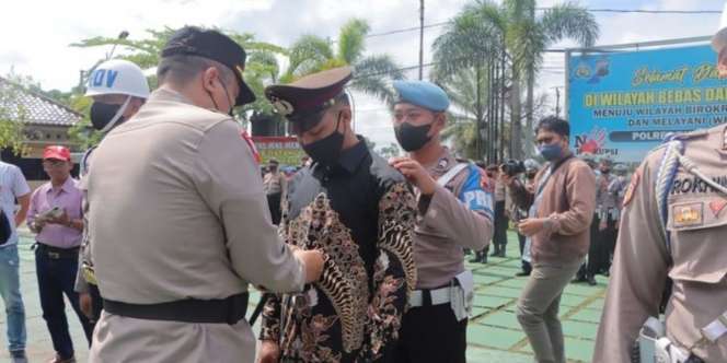 Selingkuh dengan Istri Anggota TNI, Anggota Polres Purworejo Tertunduk Lesu Saat Dipecat