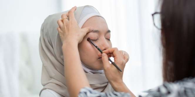 Trik Mencegah dan Atasi Eyeshadow yang Mengotori Wajah