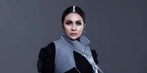 Tampil Beda, Momo Geisha Pakai Cadar Saat Liburan