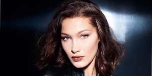 Heboh Punggung Supermodel Bella Hadid Penuh Tempelan Koyo, Fixed Masuk Geng 'Generasi Jompo'