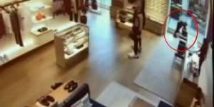 Viral Pencuri Tas di Toko Louis Vuitton Gagal Kabur karena Tabrak Kaca, Pingsan Lalu Ditangkap
