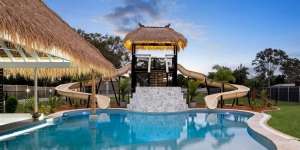 Rumah Dilengkapi Waterpark, Rasanya Seperti Tinggal di Resort
