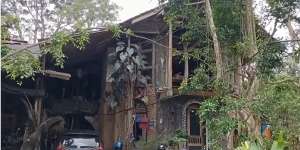 40 Tahun Tersembunyi, Intip 10 Potret Rumah Unik di Tengah Hutan, Bentuknya Bak Kastil!