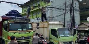 Ngeri! Aksi Polisi Rapikan Kabel Semrawut di Tangerang, Pakai Tangan Kosong sampai Panjat Truk