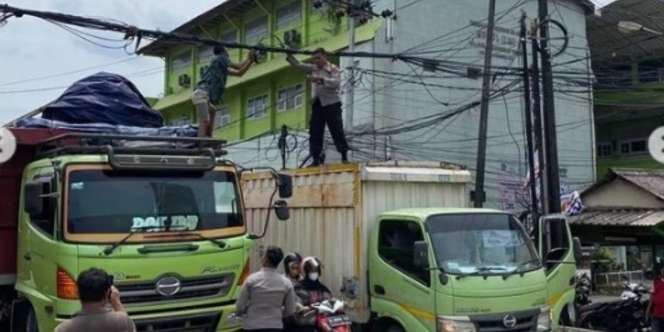 Ngeri! Aksi Polisi Rapikan Kabel Semrawut di Tangerang, Pakai Tangan Kosong sampai Panjat Truk