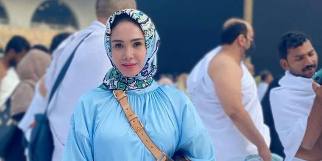 5 Potret Penampilan Yuni Shara Saat Ibadah Umroh, Bikin Adem