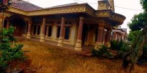 Di Desa Terpencil Ini Banyak Rumah Megah Dibiarkan Kosong Terbengkalai, Akses Menuju ke Sana Cuma Satu Lewat Jembatan Gantung