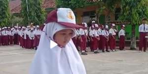 Viral! Bocah Perempuan Kelas 1 SD Pimpin Upacara Bendera