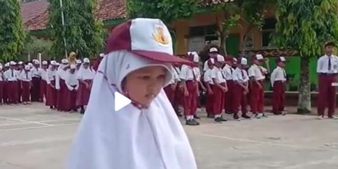 Viral! Bocah Perempuan Kelas 1 SD Pimpin Upacara Bendera