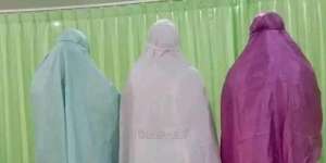 Pakai Mukena Warna-warni, Tiga Wanita Ini Jadi Sorotan