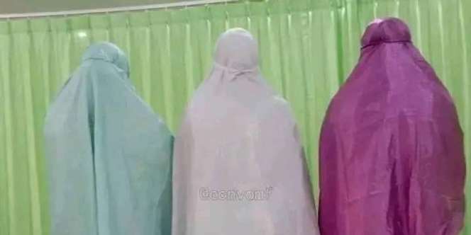 Pakai Mukena Warna-warni, Tiga Wanita Ini Jadi Sorotan