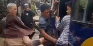 Viral! Aksi Siswi SMA Ngamuk Layangkan Tendangan Usai Dilecehkan Kenek Minibus
