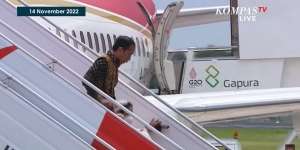 Terekam Siaran Live TV, Ibu Negara Iriana Jokowi Terpeleset di Tangga Pesawat di Bali