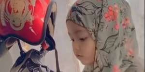 Bocah Pakai Hijab Sendiri Hasilnya Super Rapi, Hanya Lihat Spion Motor 