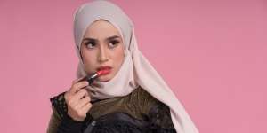 Lipstik Anti Badai Hanya dengan 4 Langkah