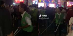Aksi Santuy Petugas Kebersihan di Konser Dangdut HipHop: `Joget Dulu, Baru Lanjut Nyapu`