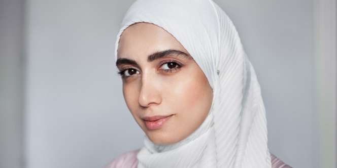 Atasi Wajah Kusam Saat Memakai Hijab Warna Putih dengan Teknik Makeup Ini