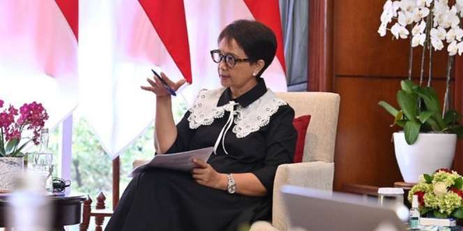Bukan iPhone dan Samsung, Menlu Retno Marsudi Ternyata Masih Pakai BlackBerry