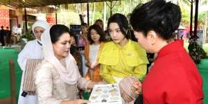 Gaya Modis nan Menawan Para Istri Pemimpin G20 Saat Melihat Produk UMKM