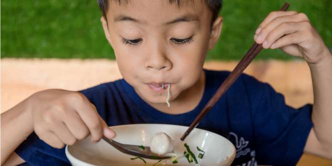 Remaja Suka Makan Pedas, Dokter Ungkap Risiko Pendarahan Lambung