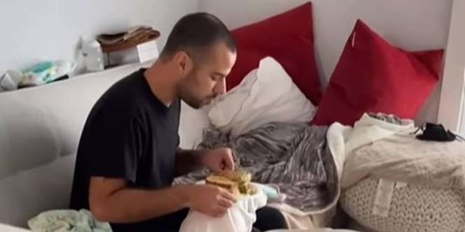 Kocak, Video Ayah Jadikan Bayinya Alas Makan