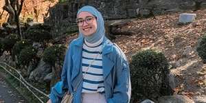 Santai nan Stylish, Mega Iskanti Padukan Sweater dan Celana Cargo