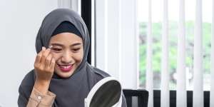 Pertegas Bentuk Alis dengan Pemakaian Concealer yang Rapi