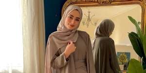 Cantiknya Influencer Qatar Hadeel Ghassan dengan 3 Warna Lipstik Berbeda