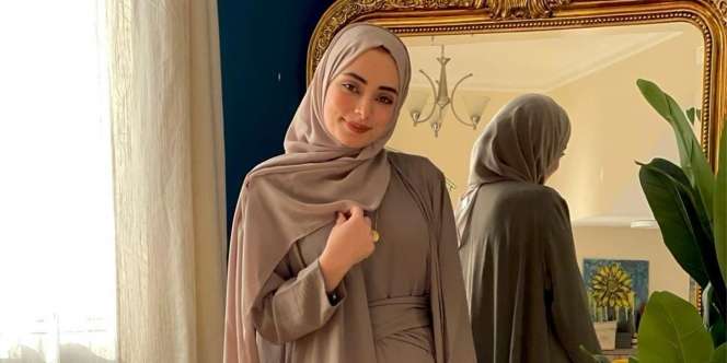 Cantiknya Influencer Qatar Hadeel Ghassan dengan 3 Warna Lipstik Berbeda