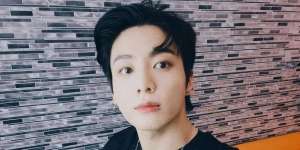 Gaya SWAG Serba Hitam Jungkook BTS, Tas Puluhan Jutanya 'Terkapar' di Jalanan