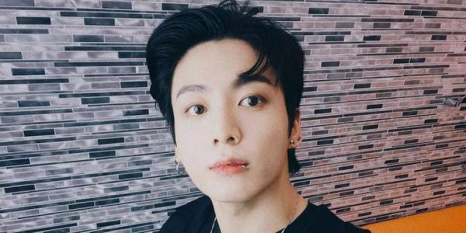 Gaya SWAG Serba Hitam Jungkook BTS, Tas Puluhan Jutanya 'Terkapar' di Jalanan