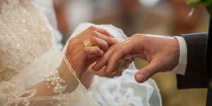 Viral Pengantin Datang ke Pernikahan dengan Masuk Peti Mati dan Dibawa Pakai Mobil Jenazah