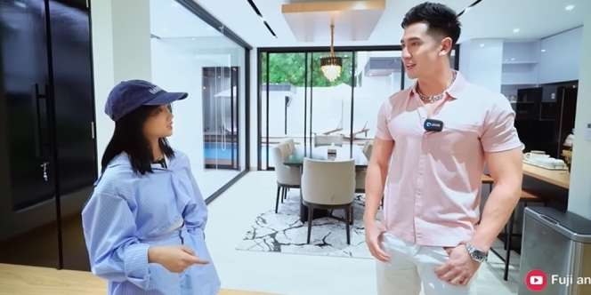 10 Potret Rumah Miliaran Milik Verrell Bramasta, Ada Mall Pribadi dan Lift Seharga Rp700 Juta!